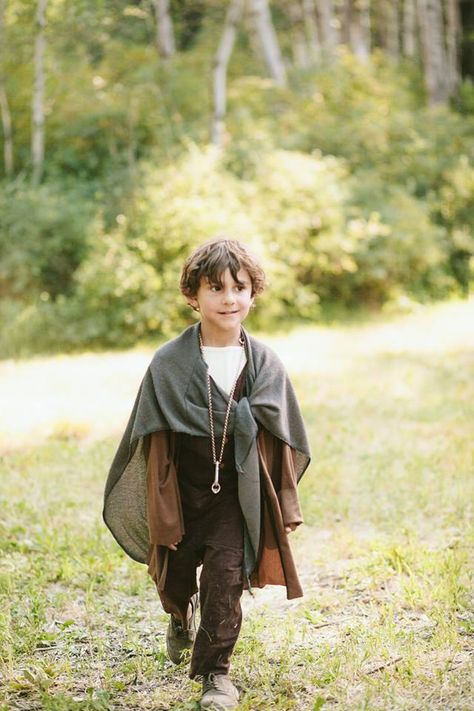 Lord Of The Rings Ring Bearer, Hobbit Ring Bearer, Cottagecore Ring Bearer, Lotr Groomsmen, Lotr Wedding Ideas, Rivendell Wedding, Hobbiton Wedding, Tolkien Wedding, Ring Bearer Ideas