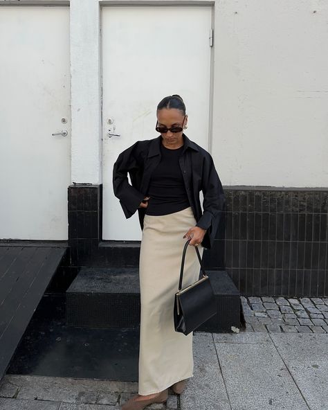 Long Skirt Outfit For Fall, Silk Maxi Skirt Outfit Fall, Maxi Skirt Boots Outfit, Outfits With Maxi Skirts, Maxi Skirt Work Outfit, Skirt Boots Outfit, Fall Maxi Skirt Outfits, Maxi Skirt Work, Winter Maxi Skirt Outfit