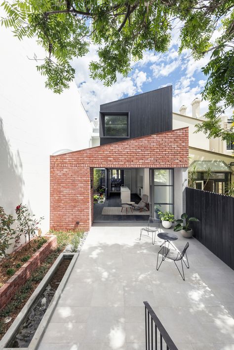 Gallery of Glebe Red / Benn & Penna Architecture - 13 Red Brick Modern House, House Cladding, Red Brick House, Brick Exterior House, Casa Exterior, Brick Facade, Design Exterior, Red House, House Extensions