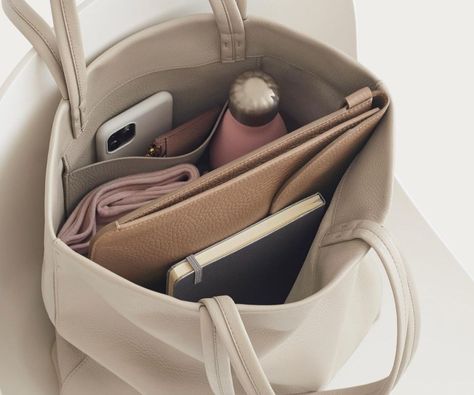 Work Bag Necessities, First Day Of Work Essentials, Bag In Bag Organizing, What To Pack In Your Work Bag, Work Bag Contents, What To Pack In Work Bag, Organize Work Bag, Work Essentials Women, Pack My Work Bag