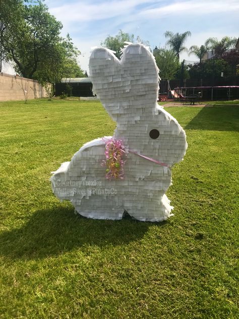 Easter Piñatas Ideas, Pinata Bunny, Easter Pinata Ideas, Easter Pinata, Easter Home Decor Ideas, Easter Home Decorations, Minimal Easter, Bunny Birthday Theme, Peeps Treats