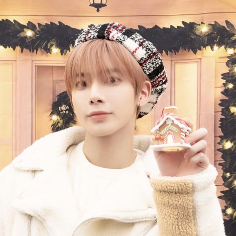 Taehyun Christmas, Txt Christmas, Taehyun Boyfriend, Kpop Christmas, Txt Taehyun Icon, You Are My Treasure, Bad Songs, Txt Icon, Sassy Cat