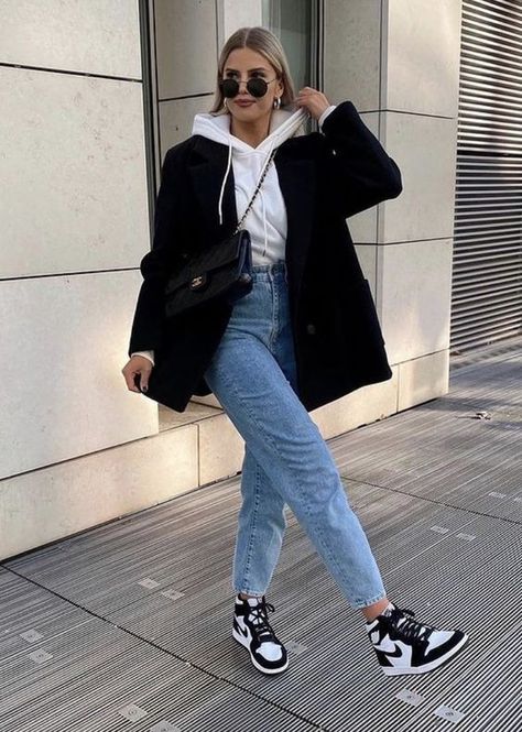 Style Airforce 1 Women Outfit, Airforce 1 Outfit Women Winter, Womens Nike Air Force 1 High Tops Outfit, High Top Pandas Outfits, Chic Jordan Outfit, Airforce 1 Outfit Women Casual Winter, High Top Jordans Outfit Sneakers Women, Panda High Dunks Outfit Women, Jeans And Trainers Outfit Winter