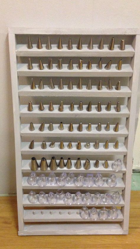 A clever way to store your pipping tips hand made my self Piping Tips Organization, Sprinkles Organization Ideas, Sprinkles Storage Ideas, Bakery Storage Ideas, Piping Tip Storage, Baking Room Design, Bakery Organization Ideas, Baking Tools Organization, Baking Supplies Organization