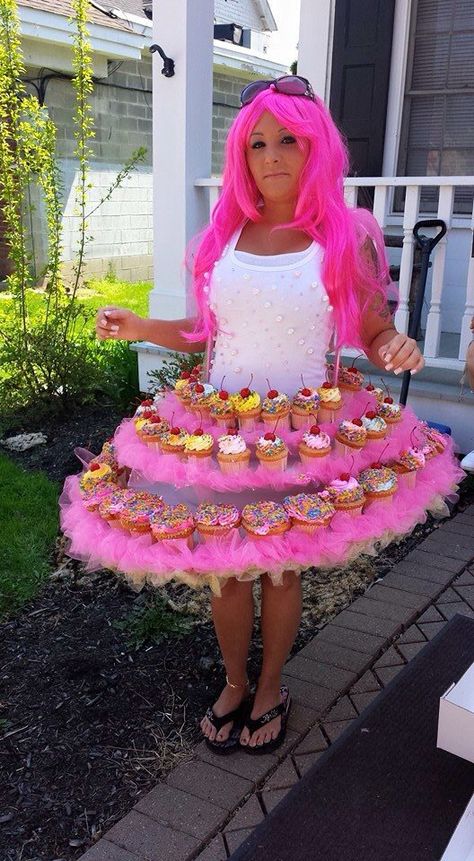 Cupcake dress I made for the Cupcake Wars 2015. Made with real cupcakes. Cupcake Dress Outfit, White Cupcake Dress, Cupcake Outfit, Cupcake Wars Party, Cupcake Skirt, Cupcake Shirt, Cupcake Tray, Cupcake Dress, Baby Cups