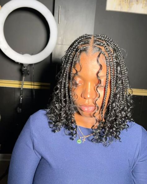 JACKSONVILLE BRAIDER on Instagram: "bob length boho knotless😻😻😻 - - - #jax #jaxhairstylist #knotlessbraids #boho #bohoknotlessbraids #stitch #stitchbraids #beautyinfluencer #blackowned #smallbusiness #knotless #beautyinfluencer #beautiful" Short Boho Braids Knotless, Hairstyles Coily Hair, Summer Braid Styles, Boho Knotless Braids Bob, Knotless Bob, Braids Bob Style, Boho Bob, Bohemian Knotless Braids, Dark Skin Blonde Hair