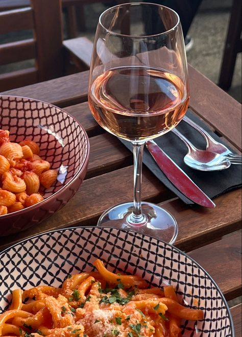 Drink Wine Aesthetic, Pasta And Wine Aesthetic, Lunch Time Aesthetic, Rose Wine Aesthetic, Beads Business, Wine Inspiration, Lunch Pasta, Aesthetic Lunch, Cravings Food