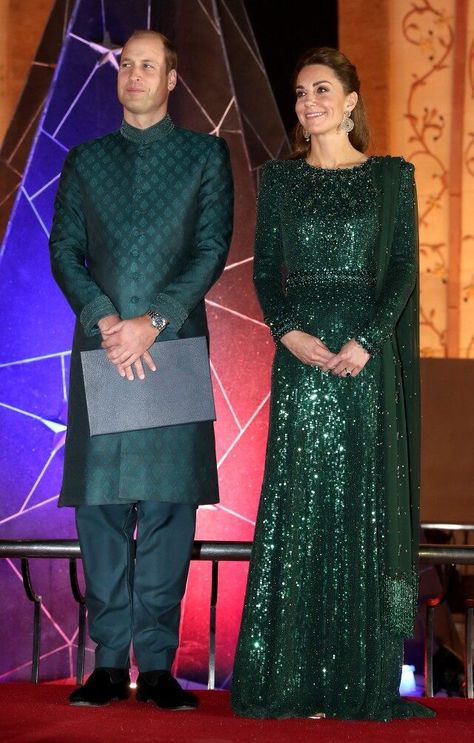 Kate Middleton's 5 Best Looks on Tour in Pakistan - Dress Like A Duchess Best Evening Gowns, Style Kate Middleton, Streetwear Office, Duchesse Kate, Düşes Kate, Prince William Et Kate, William E Kate, Jenny Packham Dresses, Duchesse Catherine