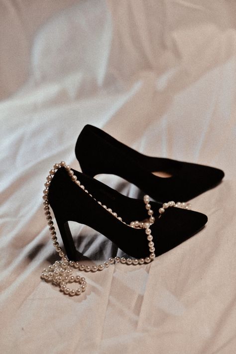 Pearls Aesthetic Photography, Pearl Jewelry Aesthetic, Chanel Instagram, Senior Recital, Pearls Aesthetic, Animal Crossing Cats, Aesthetic Dump, Royal Photography, Armani Si