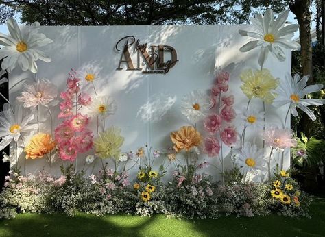 Garden Themed Backdrop, Nikah Outdoor, Garden Party Backdrop, Giant Flower Backdrop, Giant Paper Flower Backdrop, Wildflower Wedding Theme, 18th Birthday Party Themes, Art For Walls, Walls Art