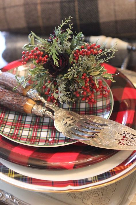 Layered tartan for Christmas table Tartan Decor, Christmas Tables, Christmas Country, Christmas Table Setting, Tartan Christmas, Christmas Tablescapes, Christmas Table Settings, Noel Christmas, Decorations Christmas