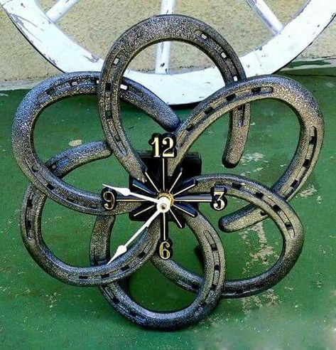 Horseshoe clock Art Fer, Metal Sculpture Artists, Welding Crafts, Horseshoe Projects, Horseshoe Decor, Horseshoe Crafts, Welding Art Projects, Horse Crafts, Horseshoe Art