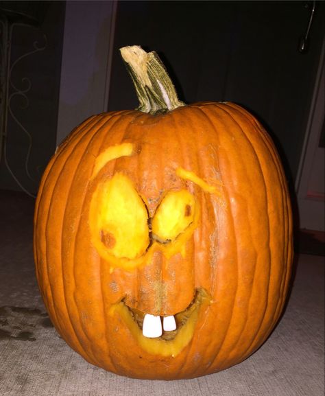 Curve Pumpkin Ideas, Ugly Pumpkin Carving, Pumpkin Funny Carving, Pumpkin Carving Ideas Roblox Face, Pumpkin Carving Ideas Animal Crossing, Pumpkin Carving Ideas Funny Simple, Silly Pumpkin Carving Ideas, Things To Paint On Pumpkins Easy, Goth Pumpkin Carving