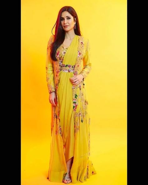 Latest Fancy Dress Designs, Katrina Kaif Outfits, The Olsen Twins, Suit Dresses, Long Blouse Designs, Dresses Yellow, Black Lehenga, Draping Fashion, Fancy Sarees Party Wear