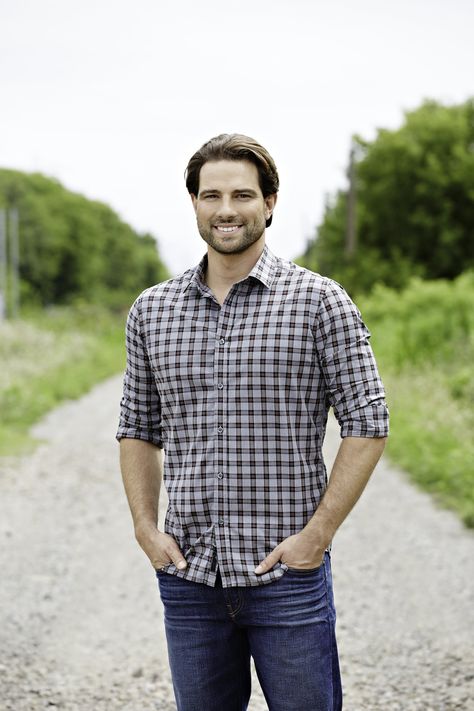 Scott McGillivray on How to Make Money on a Vacation Home | POPSUGAR Home Scott Mcgillivray, Vacation Money, Cottage Tiny House, Log Cabin Ideas, Hgtv Star, Income Property, Organize Your Kitchen, Selling Your Home, Tiny House Cabin