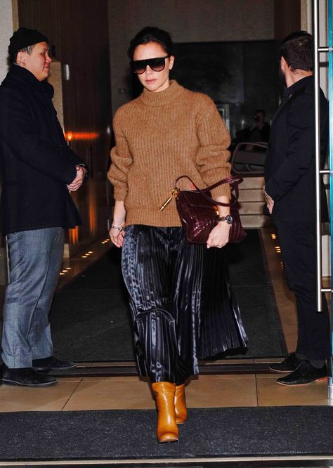 Victoria Beckham Is Bringing the Pleated Midi Skirt Back, and We’re Here For It Pleated Midi Skirt Outfit Winter, Midi Pleated Skirt Outfit, Classy Autumn, Mode Dope, Mama Fashion, Pleated Skirt Outfit, Victoria Beckham Outfits, Victoria Beckham Style, Street Style Fall Outfits