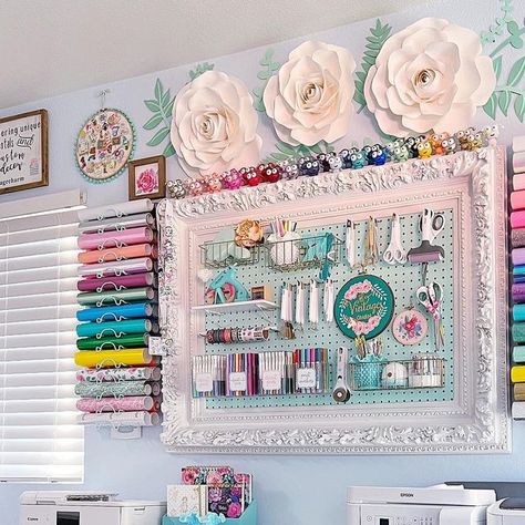 Arts And Craft Room, Craft Wall Organizer, Cookie Room, She Shed Craft Room, She Shed Decorating Ideas, Art Nook, Makeup Room Decor Ideas, Dream Art Room, Office Craft Room Combo