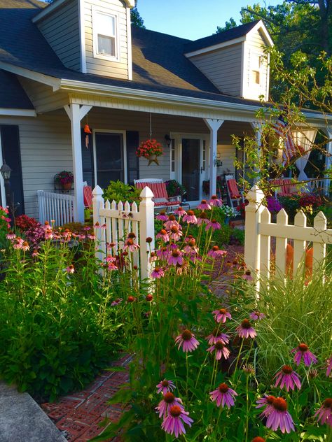 Houses With Picket Fences, Suburban Cottage Garden, Cottage Picket Fence, English Cottage Fence, Picket Fence Landscaping, Cottage Garden Fence, Picket Fence Ideas, Natural Yard, Cottage Fence