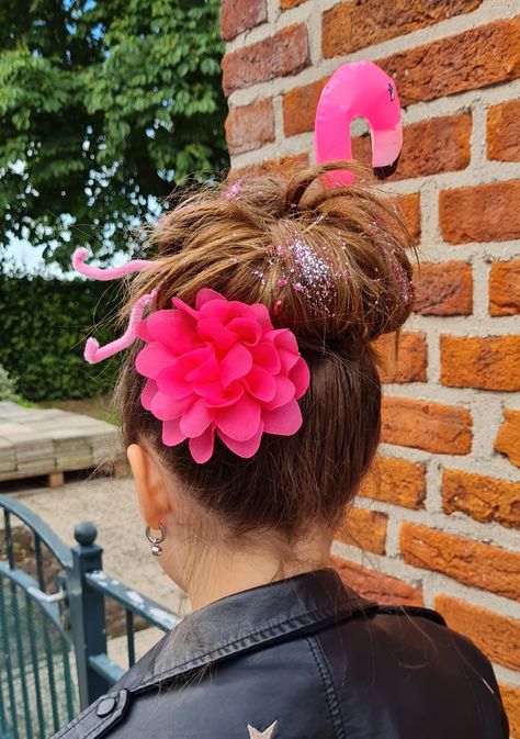 Flamingo summer glitter hairstyle Flamingo Crazy Hair Day, Flamingo Hairstyle, Summer Bun, Flamingo Hair, Galaxy Hair, Bows Diy, Girl Haircut, Wacky Hair Days, Wacky Hair