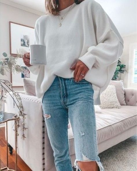 12 Sweaters You Need In Your Wardrobe Minimal Stil, White Oversized Sweater, Work Sweaters, Chique Outfit, Cozy Fall Outfits, Populaire Outfits, Pullover Outfit, Neue Outfits, Ropa Diy