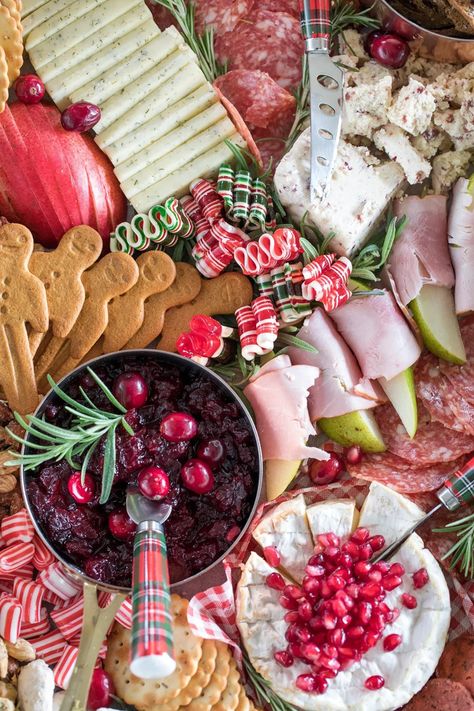 How to Make a Christmas Cheese Board • A step by step post plus shopping list for assembling the ultimate Christmas cheese and charcuterie board. #cheeseboard #charcuterie #christmascheeseboard #appetizer #christmas Christmas Cheese Board Ideas, Pretty Platters, Holiday Meatballs, Unique Charcuterie Board Ideas, Christmas Charcuterie Board Ideas, Charcuterie Christmas, Christmas Cheese Board, Cheese Board Ideas, Unique Charcuterie Board