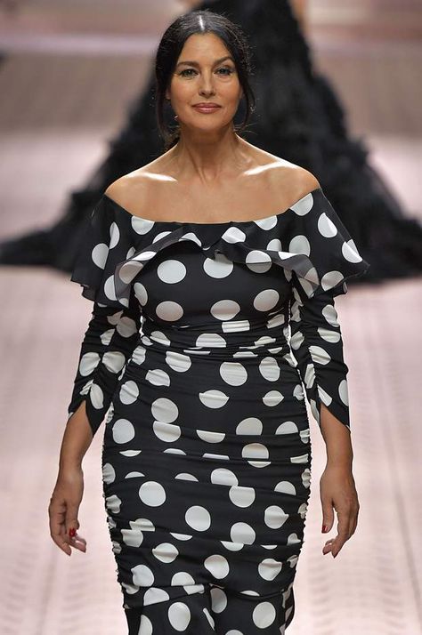 Monica Belluci Style, Diva Chic, Dress Photo, Elizabeth Hurley, Italian Actress, Winter Color, Monica Bellucci, Hollywood Fashion, Fashion Week Spring