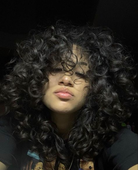 Curly Hair Goals Aesthetic, Curly 3a Hairstyles, Curly Hair Covering Eyes, Short Curly Haircuts With Layers, Long 3a Curly Hair, 3b Curly Hair Bangs, Long 3a Hair, Short 3a Curly Hair, 3a Haircuts