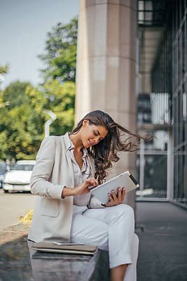 Corporate Headshots Women, Lifestyle Photography Women, Business Portraits Woman, Lifestyle Posing, Cv Inspiration, Executive Woman, Headshots Women, Brand Photography Inspiration, Business Photoshoot