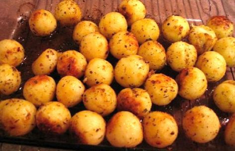 This Portuguese style parisienne potatoes recipe creates the incredible tasting potatoes we love so much but usually buy them already made. Parisienne Potatoes, Portuguese Potatoes, Portugal Food, Portuguese Style, Portuguese Cuisine, Style Parisienne, Brazilian Food, Potatoes Recipe, Portuguese Recipes