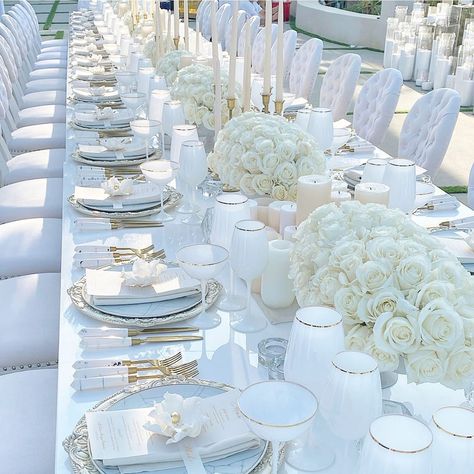 White And Gold Wedding Table Setting, White And Gold Wedding Themes, Mood Wedding, Small Wedding Decor, White And Gold Decor, Long Table Wedding, White Table Settings, White Wedding Decorations, Wedding Renewal