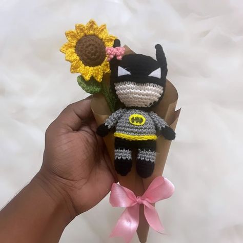 🌻Sunflower and Batman Mini Bouquet 😍 A unique crochet creation combining a bright sunflower with a cute Batman doll, perfect for adding a touch of superhero charm to any gift! 🎁 #CrochetBouque #HandmadeGifts #CrochetArt #SunflowerLovers #MiniBouquet #BatmanLovers #GeekGift #CrochetAddict #SuperheroGifts #HandcraftedWithLove #UniqueGifts #CrochetDoll #FlowerBouquet #GiftIdeas Crochet Batman, Cute Batman, Superhero Gifts, Mini Bouquet, Crochet Bouquet, Geek Gifts, Unique Crochet, Crochet Art, Crochet Doll