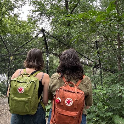 green and brick kanken backpack aesthetic Green Backpack Aesthetic, Green Kanken Backpack, Kanken Bag Aesthetic, Green Kanken, Kanken Backpack Aesthetic, Kanken Style, Backpack Aesthetic, Indoor Playroom, Aesthetic Backpack