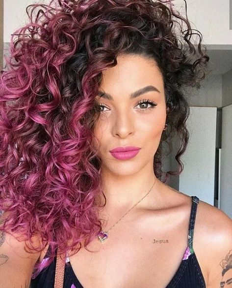 5 Superb Black Hairstyles with Pink Highlights to Explore Curly Pink Hair, Pink Curls, Ombre Curly Hair, Curly Color, Dyed Curly Hair, Curly Hair Photos, Colored Curly Hair, Hair Color Highlights, Trendy Hair Color