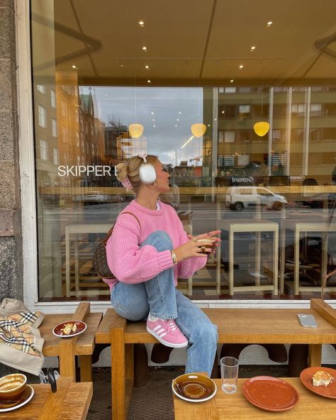 Colorful Sneakers Outfit, Pink Sambas, Pink Sneakers Outfit, Pink Sweater Outfit, Pink Gazelles, Adidas Gazelle Outfit, Looks Adidas, Samba Outfit, Look Adidas