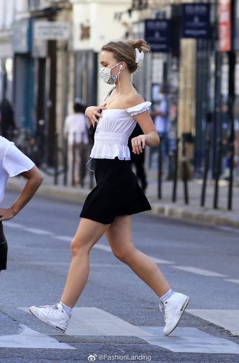 Money Aesthetic Black And White, Lily Rose Depp 2016, Paparazzi Red Carpet, Old Money Aesthetic Black, Money Aesthetic Black, Lily Rose Depp Street Style, Weekend Street Style, Reebok Outfit, 2016 Era