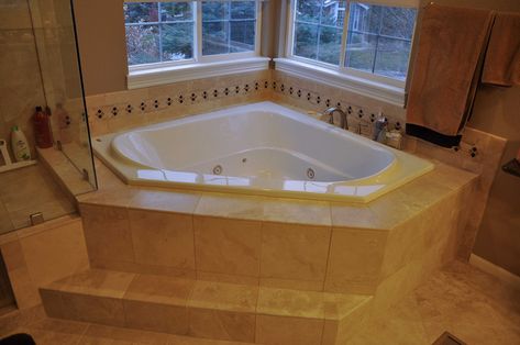 What is a Garden Tub? The 2021 Garden Tub Guide | Badeloft Whirlpool Tub Surround Ideas, Bathroom Jacuzzi Tub Ideas, Hot Tub Deck Design, Bathtub Dimensions, Fancy Bathroom, Hot Tub Designs, Jacuzzi Bathtub, Jetted Bath Tubs, Corner Tub