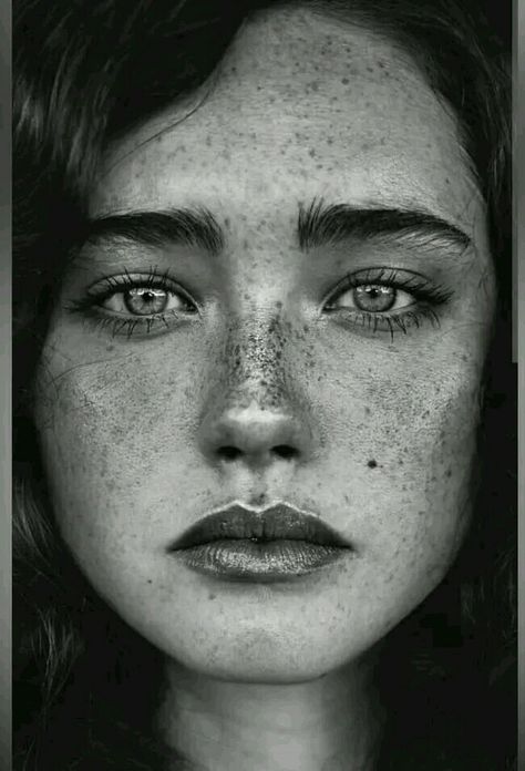 People With Freckles, Black And White Face, Beautiful Portraits, Photographie Portrait Inspiration, Face Photography, Black And White Portraits, Interesting Faces, White Photo, Art Reference Photos