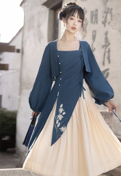 Hanfu Fashion, Vintage Floral Embroidery, Interesting Fashion, Asian Style Dress, Korea Dress, Hanfu Dress, Concept Clothing, Japanese Dress, Vintage Floral Dress