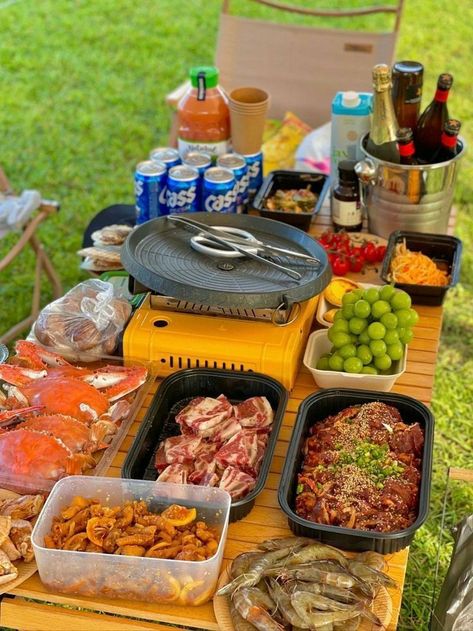 Samgyup Date, Party Food Catering, Picnic Date Food, Date Food, Camping Aesthetic, Picnic Date, Picnic Food, Big Meals, Food Goals