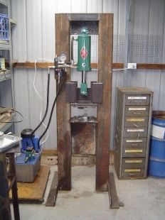 Homemade hydraulic press fabricated from steel. Capable of delivering 25 tons of pressure. Blacksmith Power Hammer, Forging Tools, Power Hammer, Blacksmith Tools, Press Brake, Hydraulic Press, Fabrication Tools, Welding And Fabrication, Diy Welding