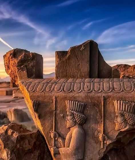 Persepolis Iran, Iran Tourism, Persian Garden, Iran Travel, Persian Art Painting, Ancient Persian, Desert Sunset, Ancient City, The Ruins