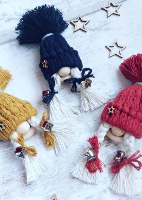 Macrame Christmas Decorations, Diy Macrame Christmas, Easy Diy Macrame, Free Macrame Patterns, Simple Macrame, Macrame Christmas, Christmas Decorations For Kids, Handmade Christmas Crafts, Gnome Ornaments