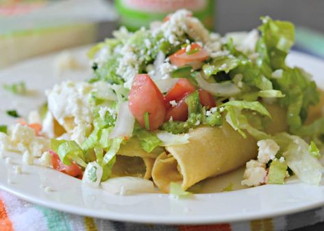 Crispy Potato Flautas are filled with creamy mashed potatoes, fried until golden brown, and topped with lettuce, pico de gallo, salsa, queso fresco and crema. Potato Flautas Recipe, Potato Flautas, Flautas Recipe, Mexican Style Chicken, Chicken Flautas, Hispanic Recipes, Taco Seasoning Recipe, Taco Fillings, Vegetarian Tacos