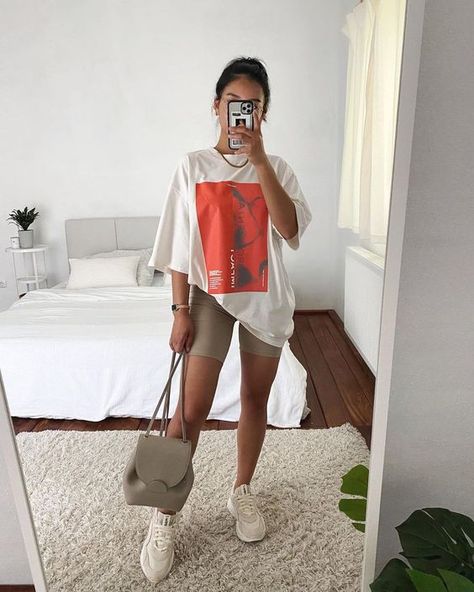 33 Cute Summer Camping Outfits for Women to Try in 2022 Summer Camping Outfits, Camping Outfits For Women, Look Legging, Haine Diy, Outfit Inspo Summer, Stylish Summer Outfits, Summer Camping, Camping Outfits, Elegante Casual