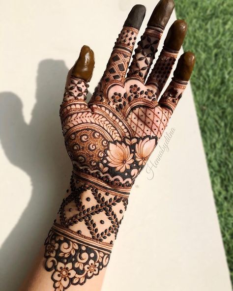 Front Mehndi Design, Mehndi Designs Bridal Hands, Modern Henna Designs, Simple Mehndi Designs Fingers, Modern Mehndi Designs, Bridal Design, Engagement Mehndi Designs, Full Mehndi Designs, Henna Tattoo Designs Simple