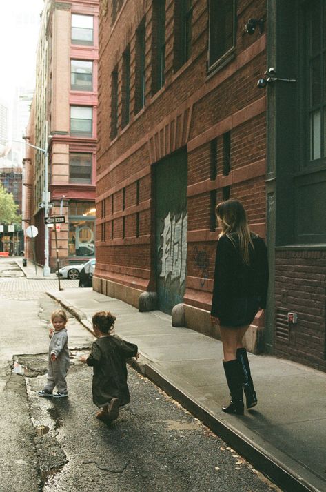 Family Photo Downtown, Nyc Family Photos, Nyc Family Photoshoot, Family City Photoshoot, Urban Editorial Photography, Family Photos City, Urban Family Photoshoot, Downtown Family Photoshoot, Edgy Family Photoshoot