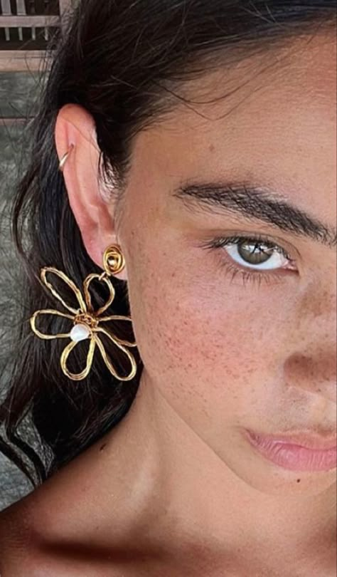 Yellow Earrings Aesthetic, Statement Earrings Aesthetic, Dangly Earrings Aesthetic, Flower Earrings Aesthetic, Dangly Gold Earrings, Christina Nadin, Earrings Outfit, Girl Earrings, Mode Crochet