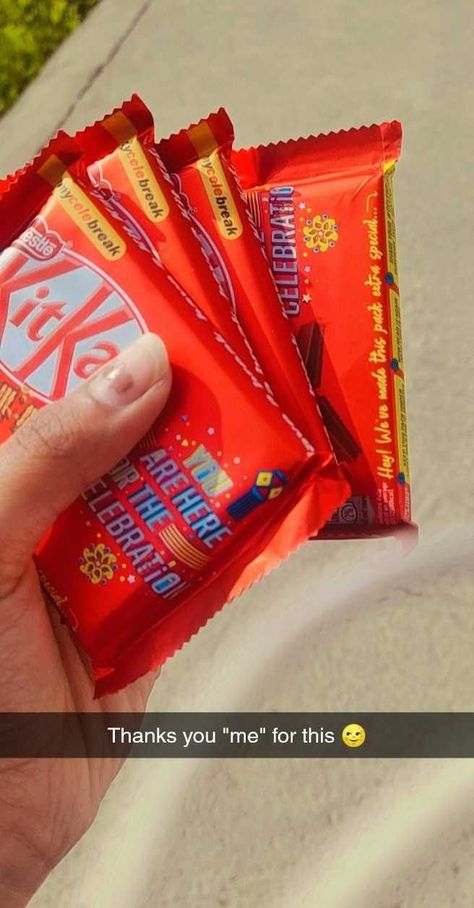 KitKat snap choclate four picture thanks Snap Streak Ideas Chocolate, Kitkat Snapchat Story, Kitkat Snap Streak, Food Snap Ideas, Chocolate Snap Streak, Kitkat Snap, Boring Snap, Chocolate Snapchat Story, Snapchat Snap Ideas