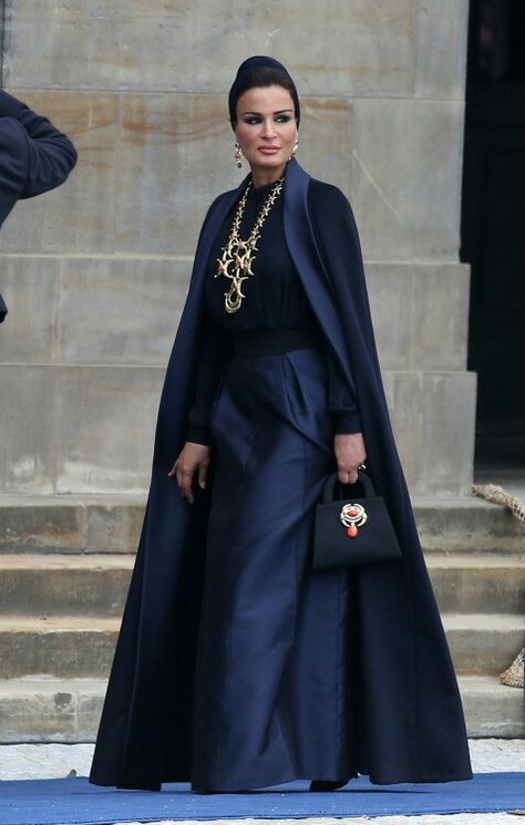 Sheikha Mozah, Coat And Dress, Abaya Style, Valentino Haute Couture, Style Royal, Estilo Real, Queen Fashion, Olivia Palermo, Abayas Fashion