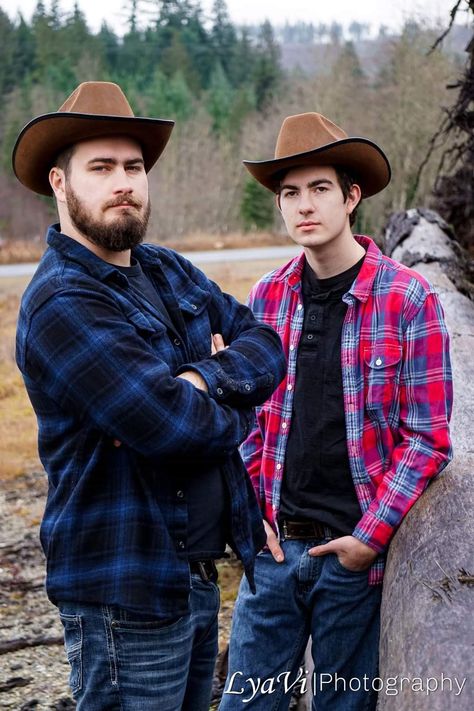 Brothers Senior Pictures, Teen Brother Photoshooting Ideas, Teenage Brothers Photo Shoot, Older Brothers Photo Shoot, Outdoor Brothers Photoshoot, Teen Brother Sister Portraits, Senior Guys, Family Photo Pose, Cowboy Style